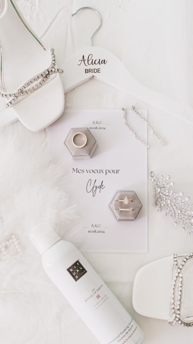 « Juste des accessoires ? »

Les alliances, les chaussures, voile, parfum, bijoux, carte de vœux…
Ces petits détails sont en réalité des fragments précieux de ton histoire. Ce sont eux qui font toute la différence et qui racontent qui tu es.

Capturer ces accessoires, c’est immortaliser des choix faits avec amour, des objets chargés d’émotion et de sens. Ce ne sont pas de simples objets : ce sont les témoins discrets de ton grand jour, qui méritent autant d’attention que les grands moments.

Et toi, qu’est-ce que tu as choisi comme accessoire pour ton grand jour ?
Dis-le-moi en commentaire ! ✏️👇🏽